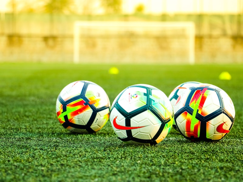 足球数据网团队正在分析比赛数据可视化大屏的工作场景